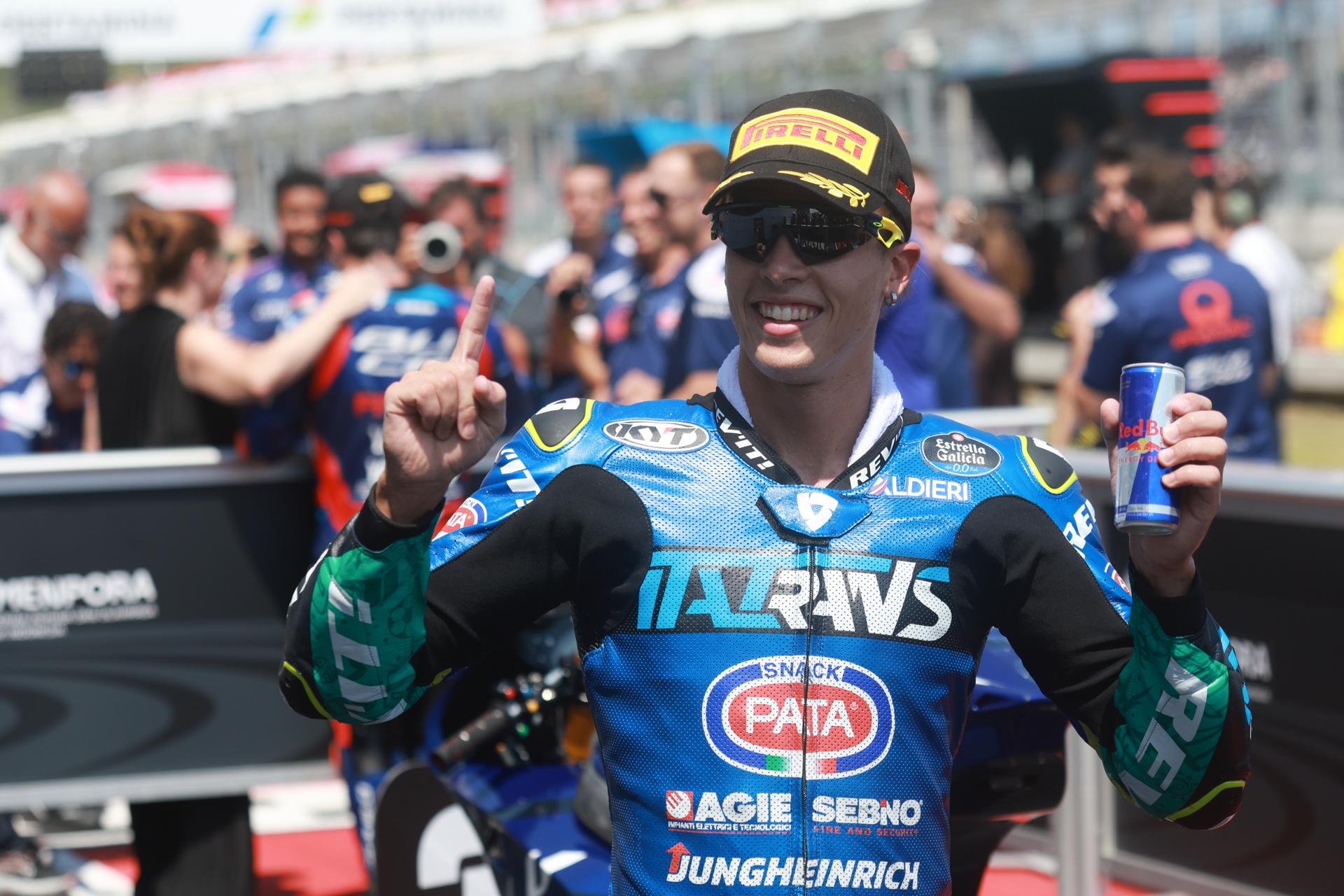 El piloto brasileño del equipo Italtrans Racing Team Diogo Moreira de Brasil, primer puesto en Moto2, celebra después de la carrera en el Gran Premio de Motociclismo de Indonesia en el Circuito de Mandalika, Indonesia. EFE/EPA/ADI WEDA
