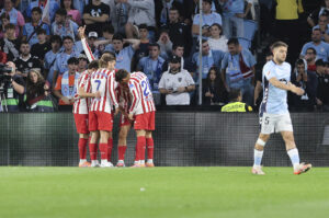 Los jugadores del Atlético celebran tras marcar ante el Celta, durante el partido de la octava jornada de LaLiga EA Sports que Celta de Vigo y Atlético de Madrid disputan este domingo en el estadio de Balaídos. EFE/Salvador Sas