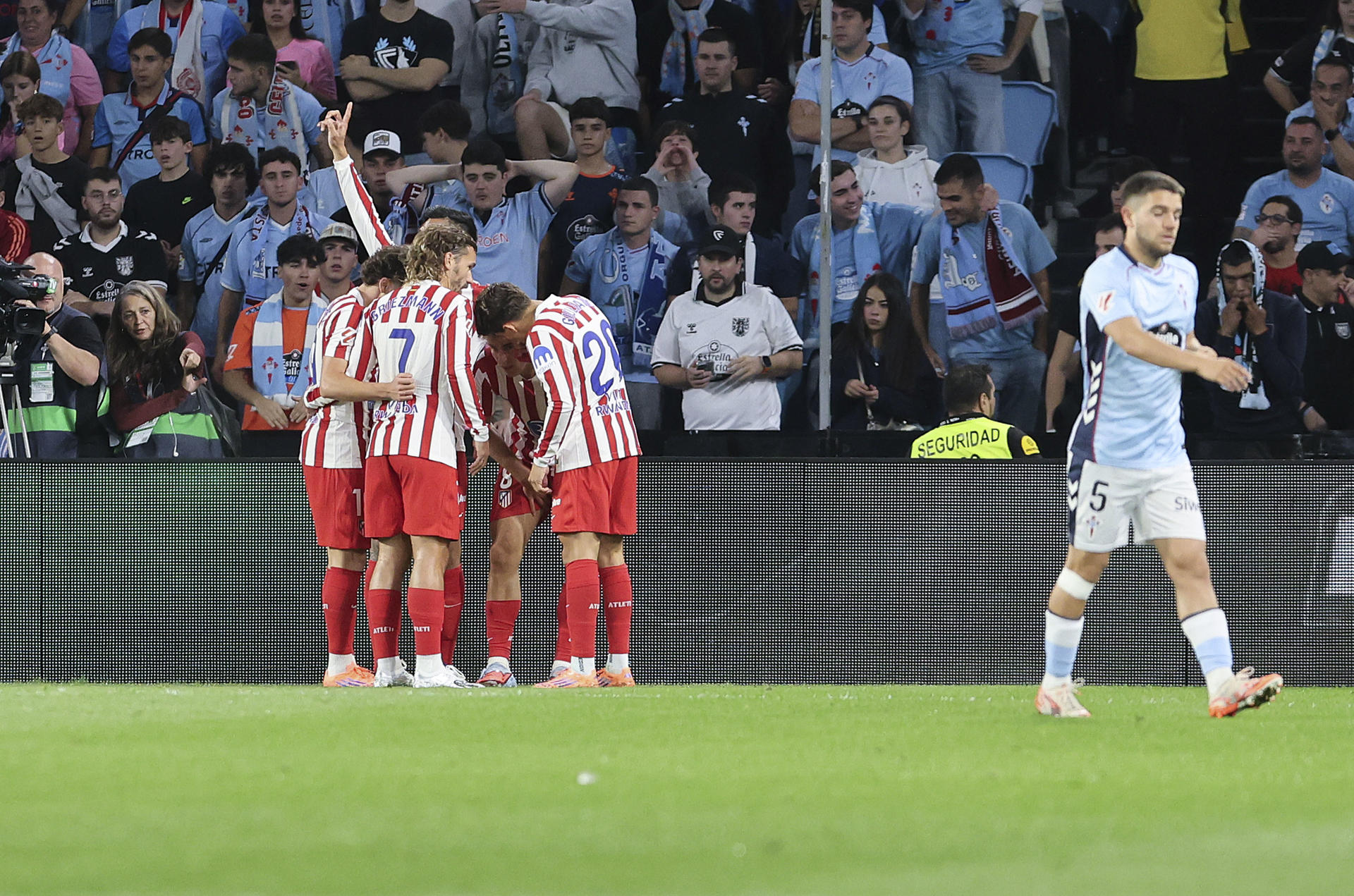 Los jugadores del Atlético celebran tras marcar ante el Celta, durante el partido de la octava jornada de LaLiga EA Sports que Celta de Vigo y Atlético de Madrid disputan este domingo en el estadio de Balaídos. EFE/Salvador Sas

