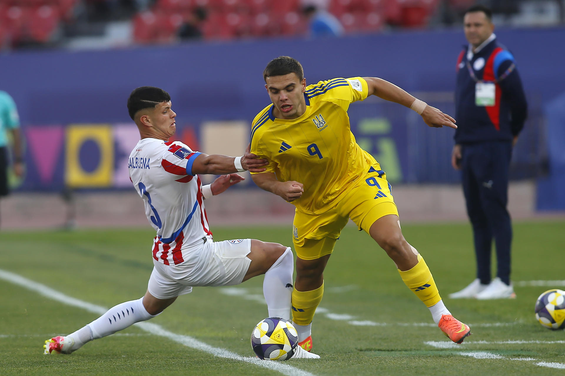 Matviy Ponomarenko (d) de Ucrania disputa el balón con Axel Balbuena de Paraguayen un partido del grupo B de la Copa Mundial Sub-20. EFE/ Esteban Garay
