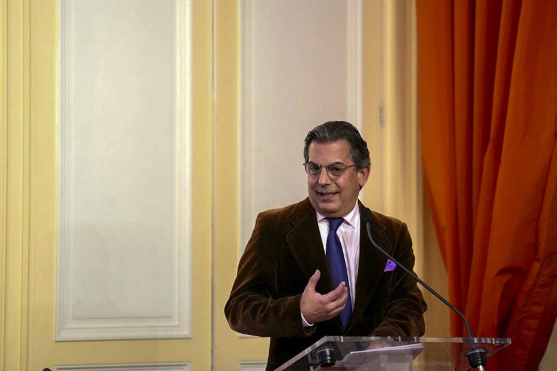 El hijo del escritor Mario Vargas Llosa, Gonzalo Vargas Llosa, desveló anécdotas sobre su padre en el homenaje al escritor peruano celebrado en la noche del 7 de octubre de 2025 en la Casa de Latinoamérica, en París. EFE/Instituto Cervantes/Xose Bouzas
