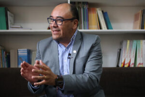 El vocal del Tribunal Supremo Electoral (TSE), Gustavo Ávila, habla durante una entrevista con EFE este miércoles, en La Paz (Bolivia). EFE/ Luis Gandarillas