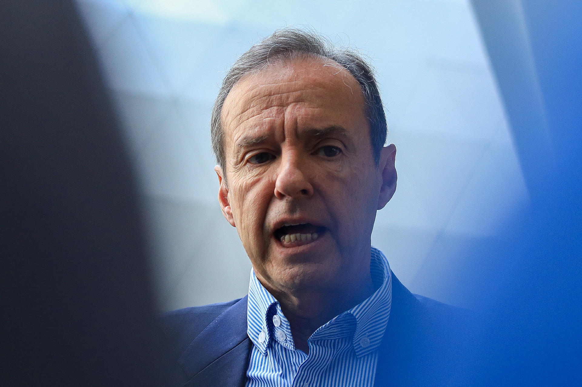 El candidato presidencial Jorge Tuto Quiroga ofrece declaraciones a los medios este sábado, en La Paz (Bolivia). EFE/ Gabriel Márquez
