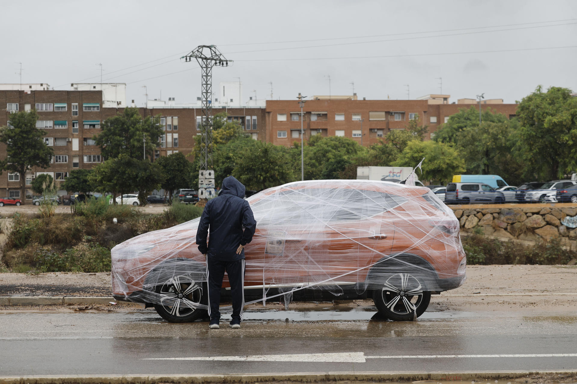 En la imagen de archivo, una tormenta descargando en la ciudad de Valencia. EFE/Manuel Bruque