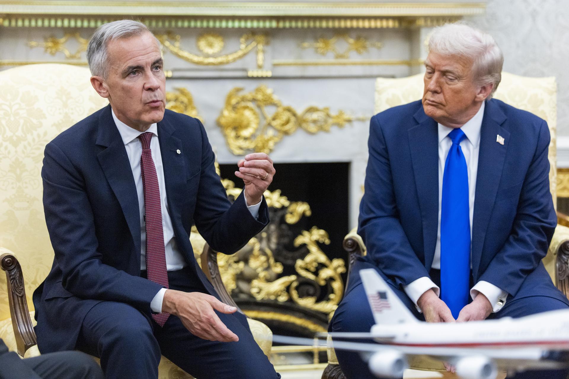 El presidente de EE.UU., Donald Trump (d), se reúne con el primer ministro canadiense, Mark Carney (i), en el Despacho Oval de la Casa Blanca en Washington, DC, EE.UU. EFE/SHAWN THEW