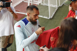 El delantero de la selección española de fútbol Borja Iglesias (i) participa en una sesión de entrenamiento del conjunto en Las Rozas, Madrid, este martes, para preparar el partido que disputará en el Martínez Valero de Elche el sábado (a las nueve menos cuarto de la noche; las 18:45 horas GMT) ante Georgia. EFE/ Rodrigo Jiménez