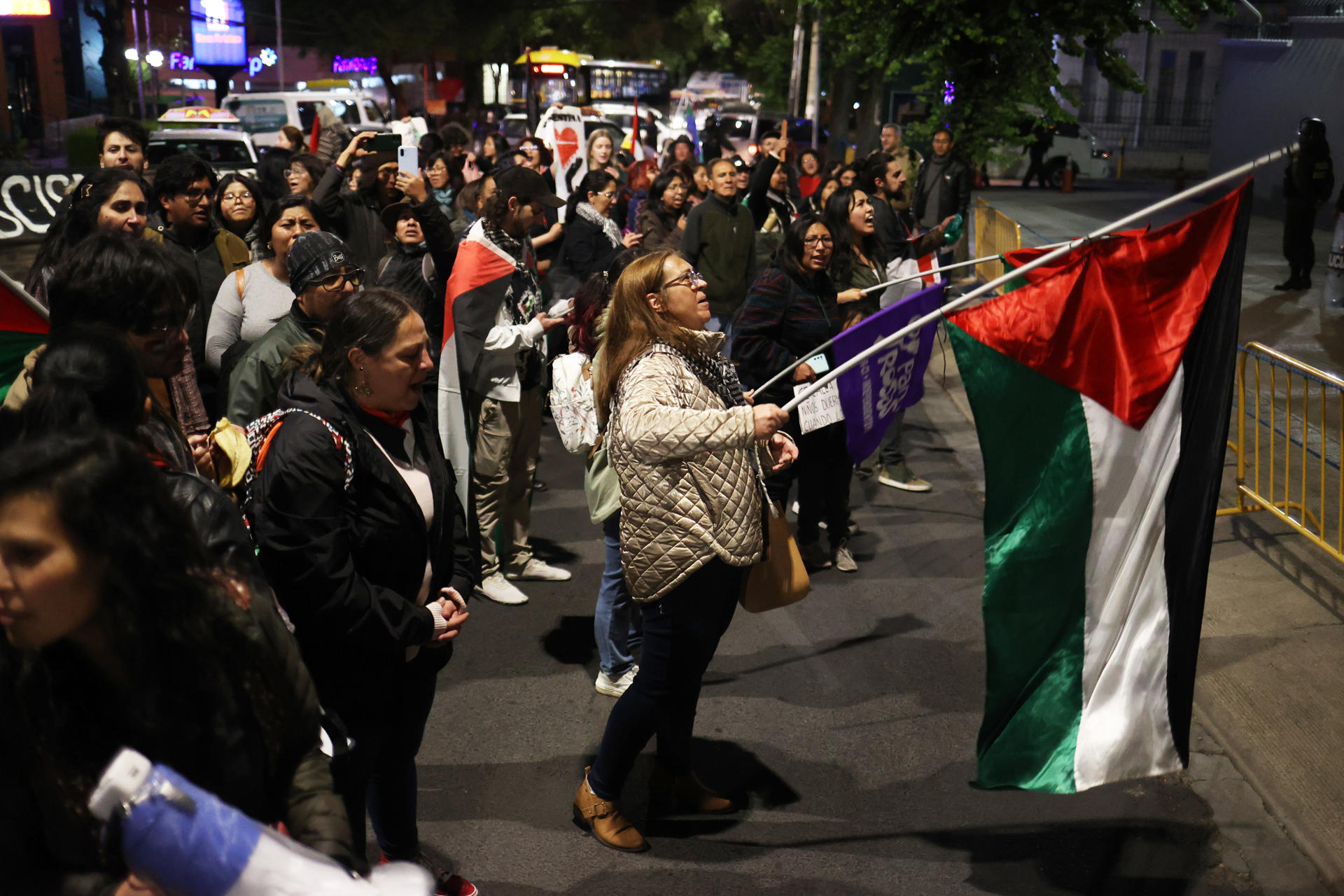Personas participan durante una manifestación en apoyo a Palestina este martes, en La Paz (Bolivia). EFE/ Luis Gandarillas
