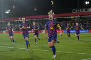La delantera del Barcelona Alexa Putellas celebra el primer gol de su equipo durante el partido de la Liga de Campeones femenina de fútbol entre el Barcelona y el Bayern de Munich, este martes. EFE/ Alejandro García