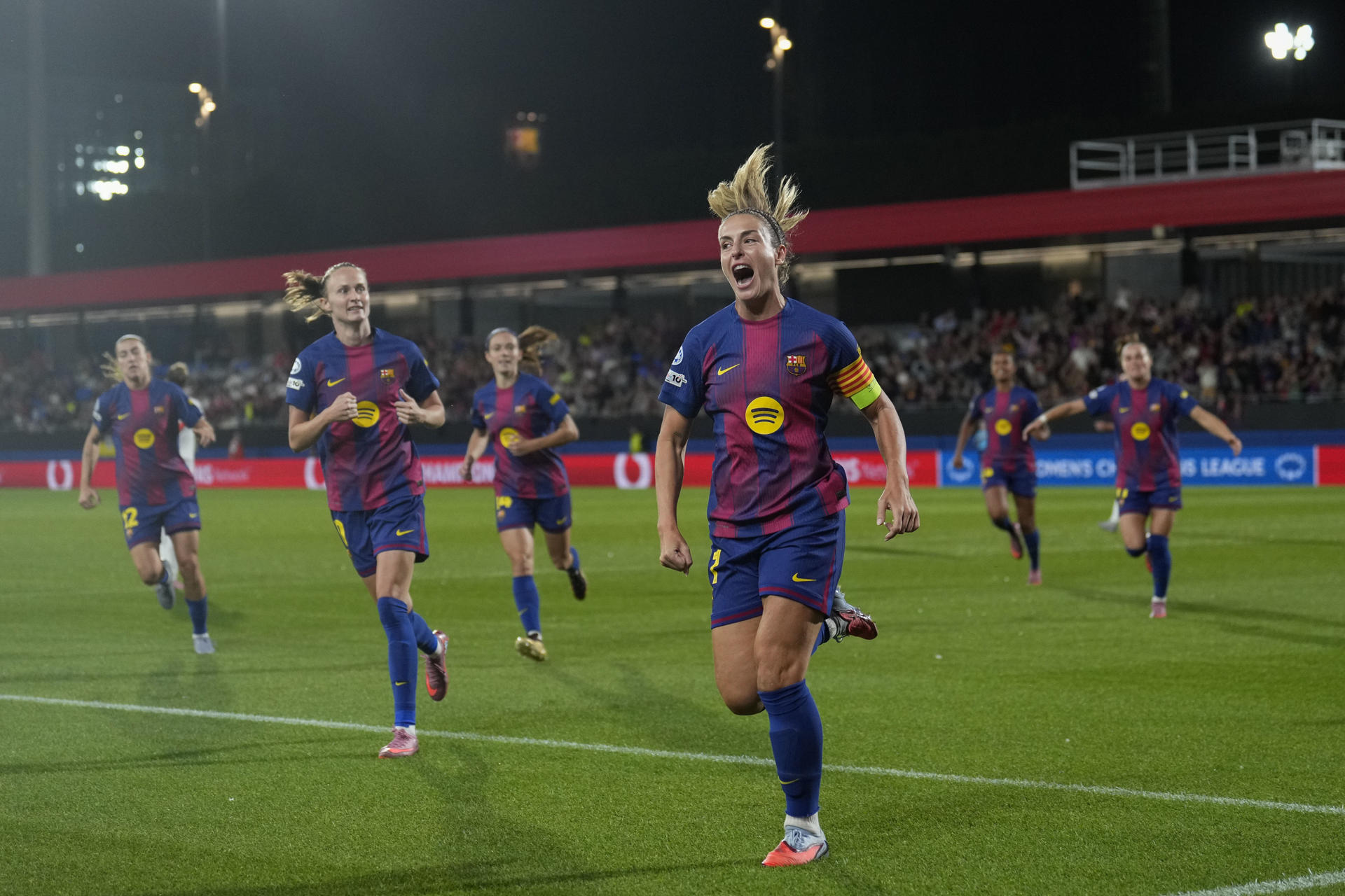 La delantera del Barcelona Alexa Putellas celebra el primer gol de su equipo durante el partido de la Liga de Campeones femenina de fútbol entre el Barcelona y el Bayern de Munich, este martes. EFE/ Alejandro García