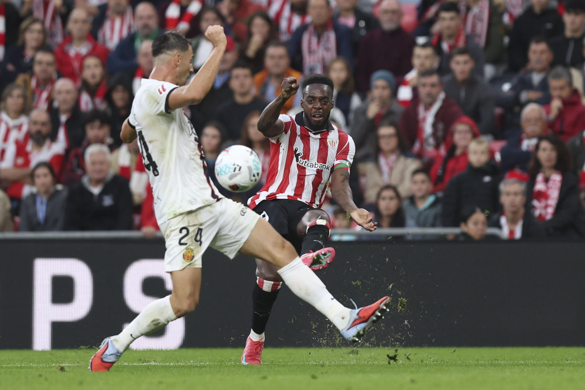 El delantero del Athletic Club Iñaki Williams, y el defensa del Mallorca Martin Valjent, durante el partido de la jornada 8 de LaLiga EA Sports entre el Athletic Club y el Mallorca, este sábado en el estadio de San Mamés en Bilbao.-EFE/ Luis Tejido
