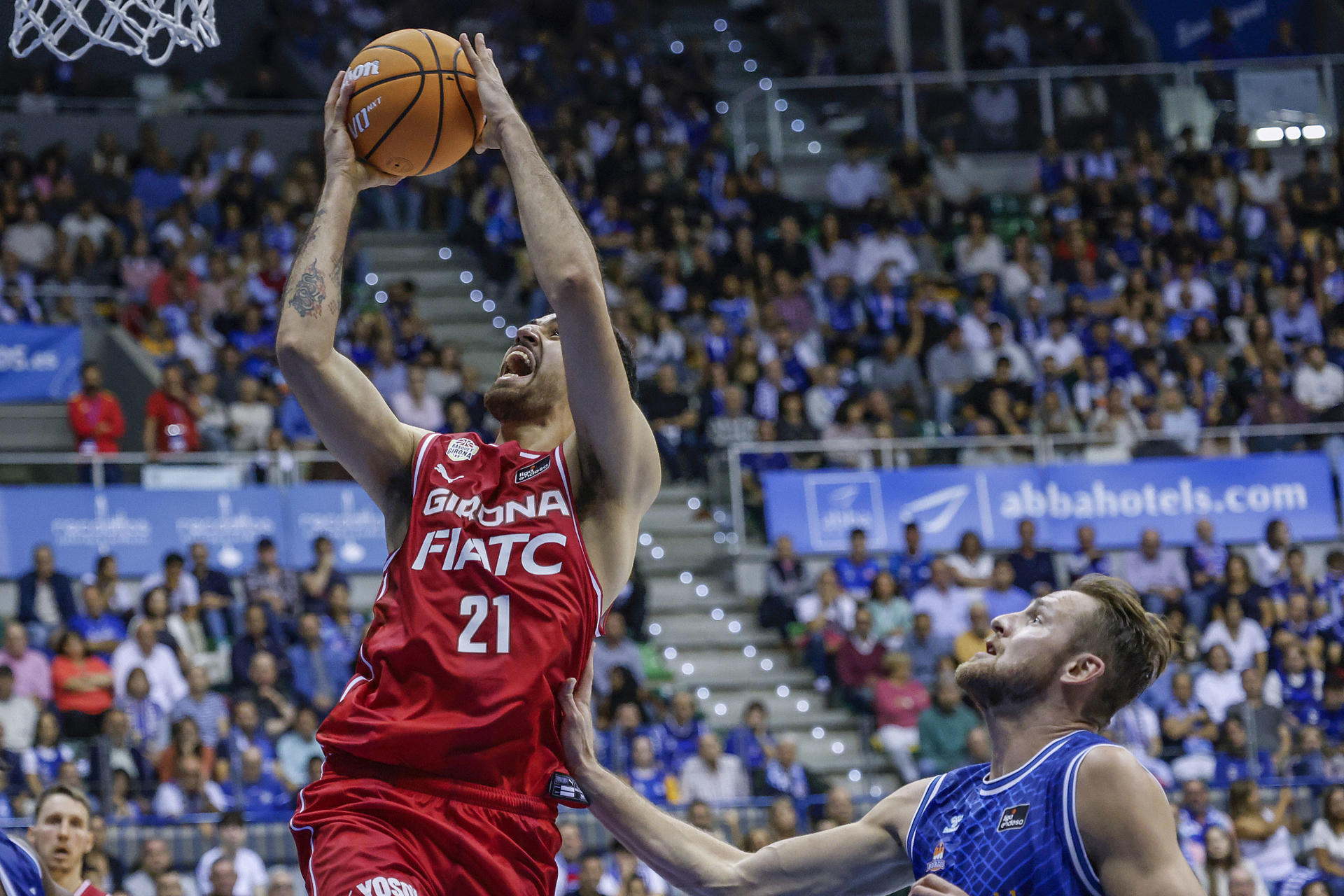 El jugador del Girona, Juan Fernández (i) con el balón ante Luke Fische, del San Pablo Burgos durante el partido de la jornada 1 de la Liga Endesa que se celebró en el Coliseum Burgos. EFE/ Santi Otero