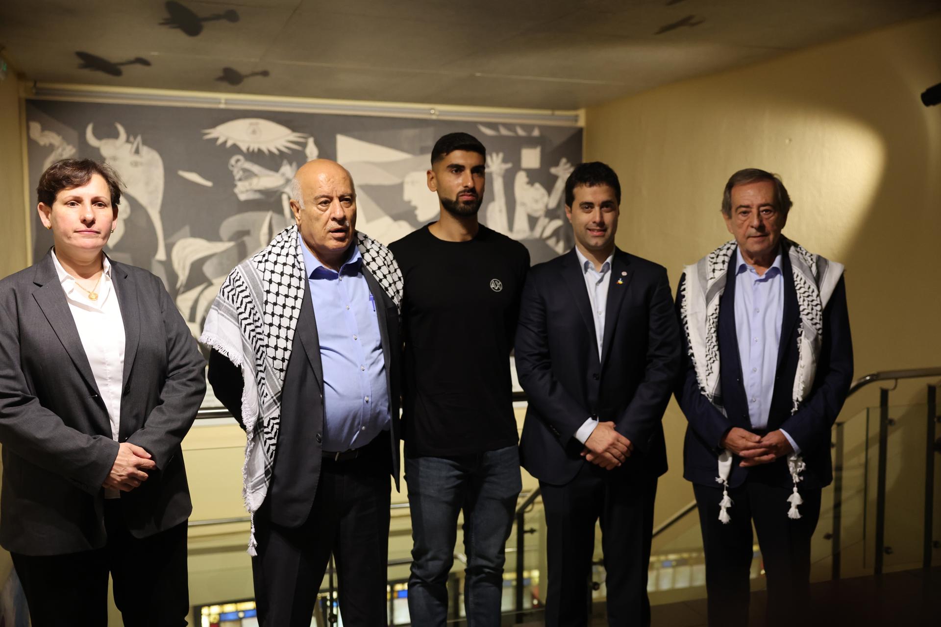 El presidente de la Federación Palestina de Fútbol, Jibril Rajoub, (2i) y la vicepresidenta este organismo Susan Shalabi, (i) Yaser Hamed, (c) jugador vasco de esta selección, el presidente de la Federación Vasca, Iker Goñi, (2d) y el alcalde de Gernika, José Maria Gorroño, (d) este sábado en la presentación del partido que enfrentará a ambas selecciones el próximo 15 de noviembre en San Mamés. EFE/Luis Tejido
