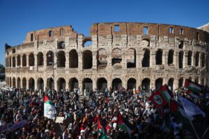 Roma, 4 oct (EFE).- Decenas de miles de personas se manifestaron este sábado en Roma al grito de "Palestina libre" y en apoyo a la Global Sumud Flotilla, en otra jornada de protestas seguida con la mayor atención por las autoridades, que temen infiltrados violentos.(Protestas, Italia, Roma) EFE/EPA/EMANUELE VALERI