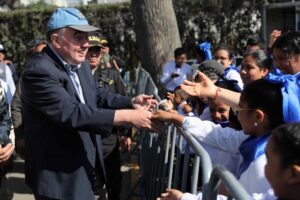 El alcalde de Lima y precandidato a la Presidencia de Perú, Rafael López Aliaga, saluda a personas en un homenaje a Charlie Kirk este sábado, en Lima (Perú). EFE/ Paolo Aguilar