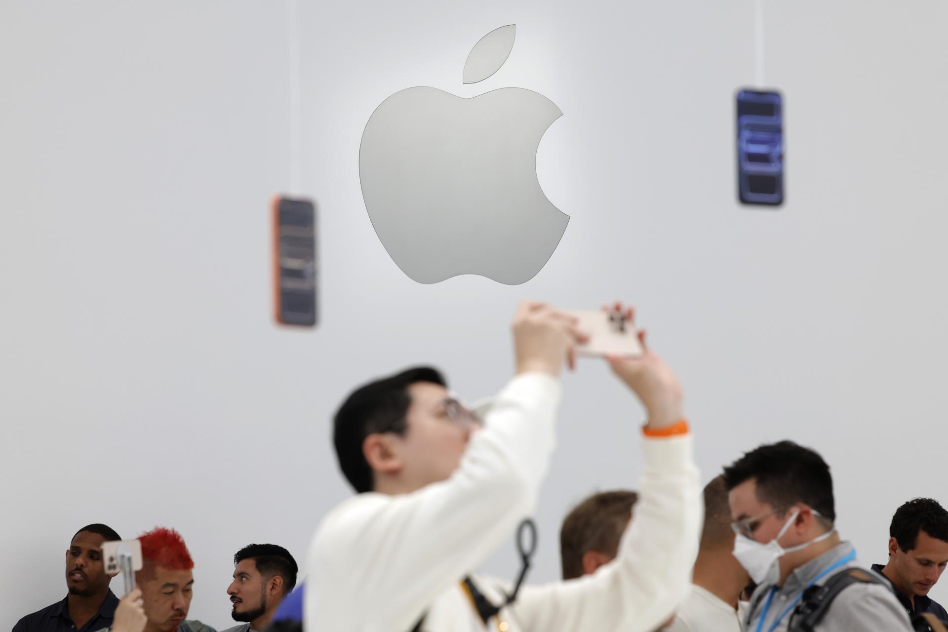 Fotografía de archivo que muestra el logo de Apple en una de sus tiendas en Cupertino (Estados Unidos). EFE/ John G. Mabanglo
