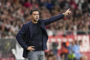 El técnico del Girona, Michel, durante el encuentro correspondiente a la jornada siete de Laliga EA Sports. EFE/David Borrat.