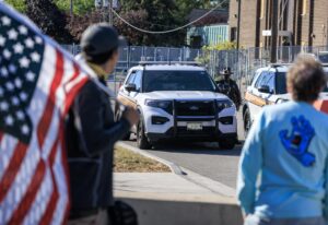 Activistas se encuentran fuera de la instalación de detención de ICE en Broadview, Illinois, EE. UU. EFE/CRISTOBAL HERRERA-ULASHKEVICH