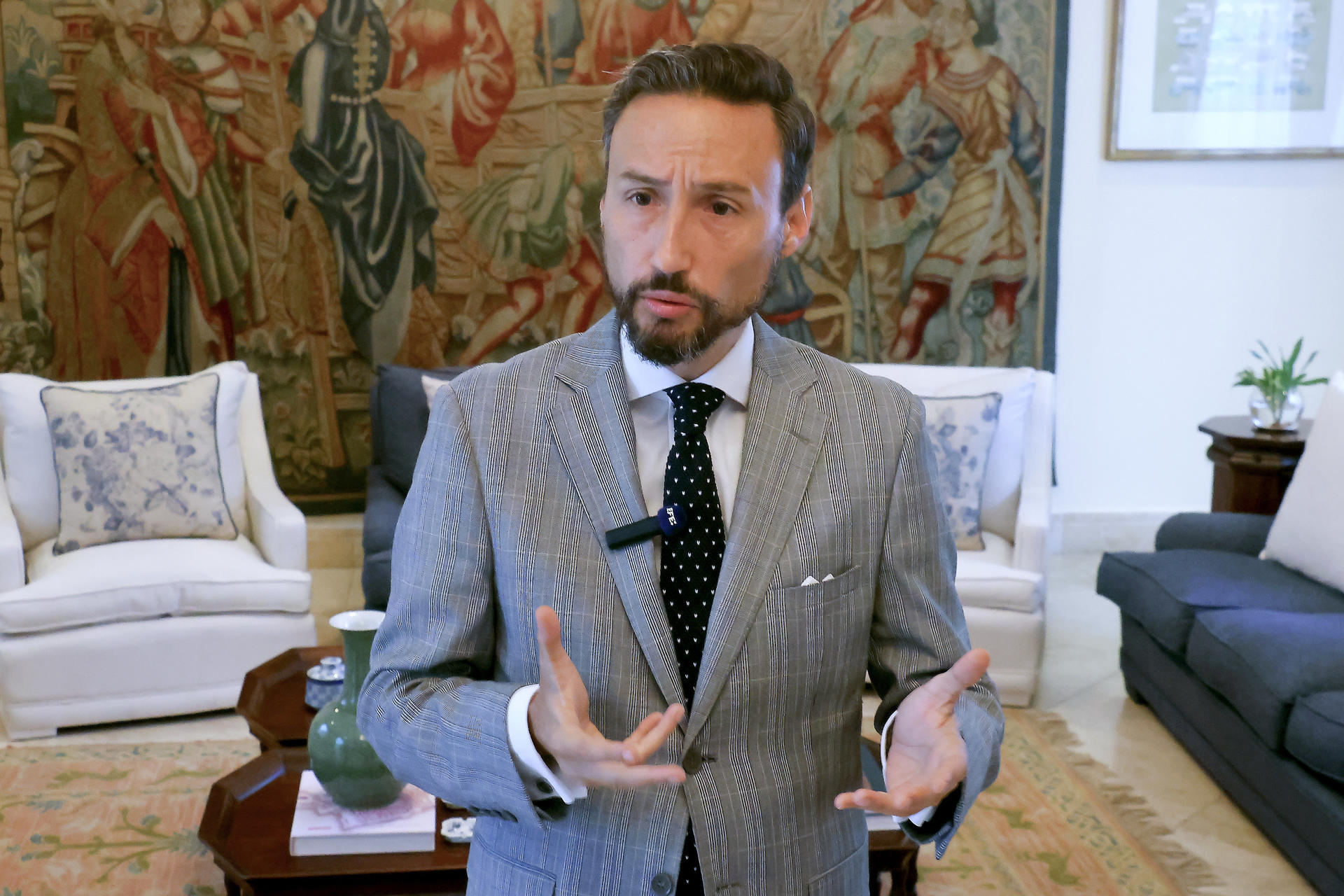 El embajador de España en Panamá, Guzmán Palacios, habla durante una rueda de prensa este jueves, en Ciudad de Panamá (Panamá). EFE/ Gabriel Rodríguez