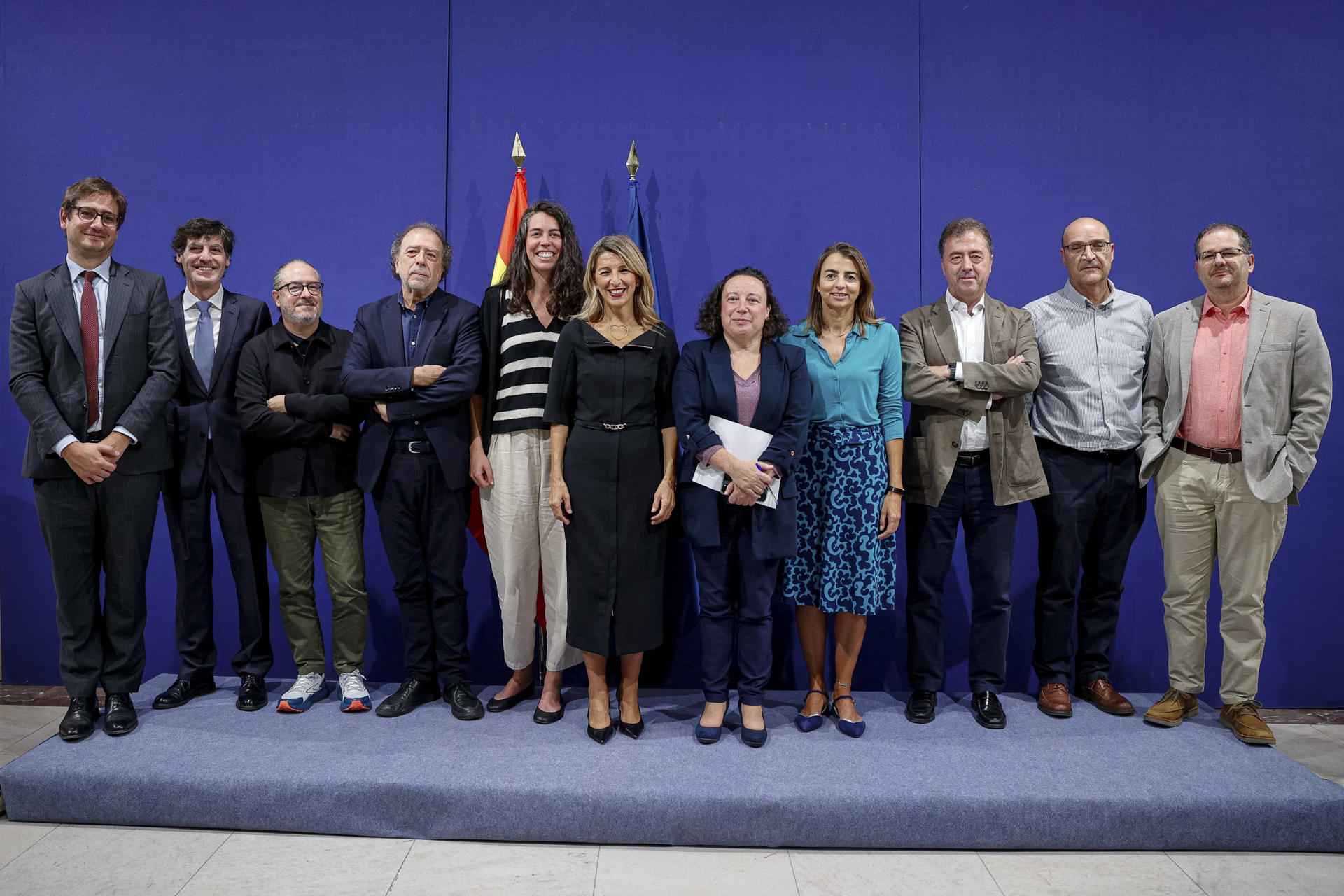 La vicepresidenta segunda y Ministra de Trabajo y Economía Social, Yolanda Díaz, posa tras reunirse con el comité de expertos del salario mínimo interprofesional (SMI), este miércoles en Madrid. EFE/ Daniel Gonzalez
