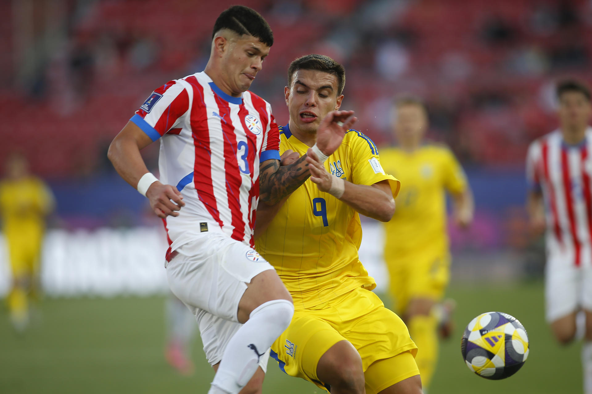 Matviy Ponomarenko (d) de Ucrania disputa el balón con Axel Balbuena de Paraguay en un partido del grupo B de la Copa Mundial Sub-20. EFE/ Esteban Garay

