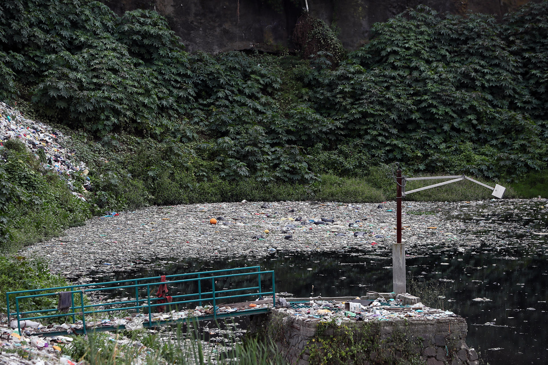 Fotografía que muestra basura acumulada este viernes en el Río Tacubaya, en la Ciudad de México (México). EFE/ Mario Guzmán