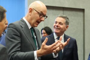 El ministro de Finanzas en funciones de Francia, Roland Lescure (izq.), y el presidente del Eurogrupo, Paschal Donohoe (der.), durante una reunión de ministros de Finanzas del Eurogrupo este jueves en Luxemburgo. EFE/EPA/OLIVIER HOSLET
