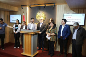Fotografía cedida por el Senado de Paraguay que muestra a legisladores de la oposición durante una rueda de prensa este jueves, en el Palacio Legislativo en Asunción (Paraguay). EFE/ Senado de Paraguay