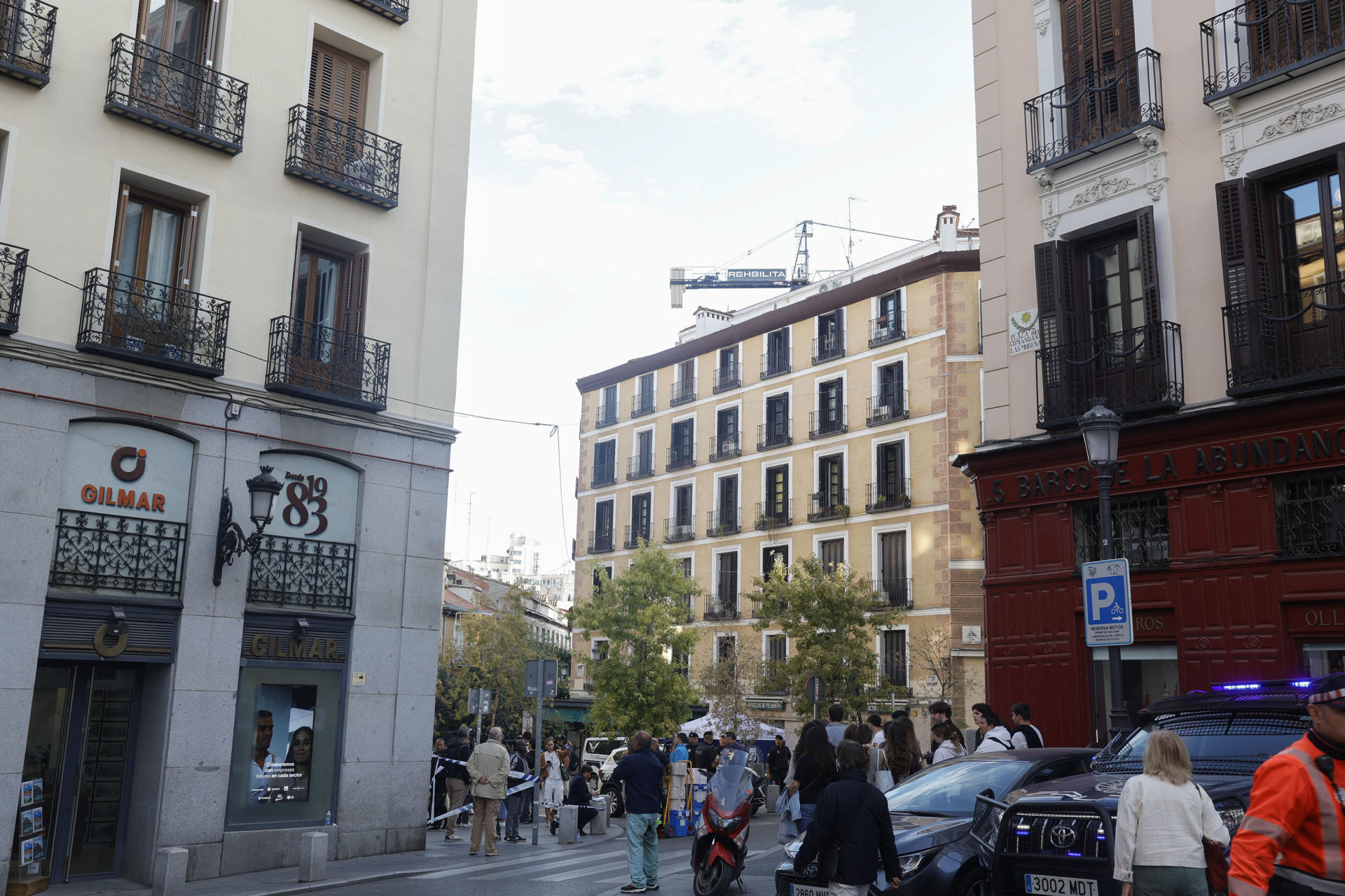 El centro de Madrid recupera poco a poco la normalidad este miércoles tras el derrumbe de un edificio en la calle Hileras, muy cerca de la plaza de Ópera, donde los equipos de rescate han encontrado esta pasada noche los cuerpos sin vida de cuatro personas. Aunque decenas de policías municipales siguen custodiando un cordón policial en los alrededores de la calle Hileras, que comunica la calle Arenal con la plaza Herradores, a primera hora de esta mañana ya se podía circular por algunas de estas vías, mientras los agentes siguen solicitando documentación a quienes necesitan pasar por la calle del siniestro. EFE/ Zipi
