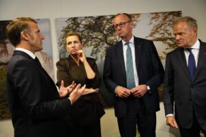 La primera ministra danesa Mette Frederiksen (C-I) en conversación con el canciller alemán Friedrich Merz (C-D), el presidente francés Emmanuel Macron (I) y el primer ministro polaco Donald Tusk (D) al margen de la 7ª reunión de la Comunidad Política Europea (CPE) en Copenhague, Dinamarca, 02 de octubre de 2025. La cumbre, que reúne a líderes de todo el continente, se centrará en la defensa y el apoyo a Ucrania, la situación de seguridad en Europa, incluida la seguridad económica y la migración. (Dinamarca, Francia, Alemania, Polonia, Ucrania, Copenhague) EFE/EPA/MADS CLAUS RASMUSSEN DENMARK OUT