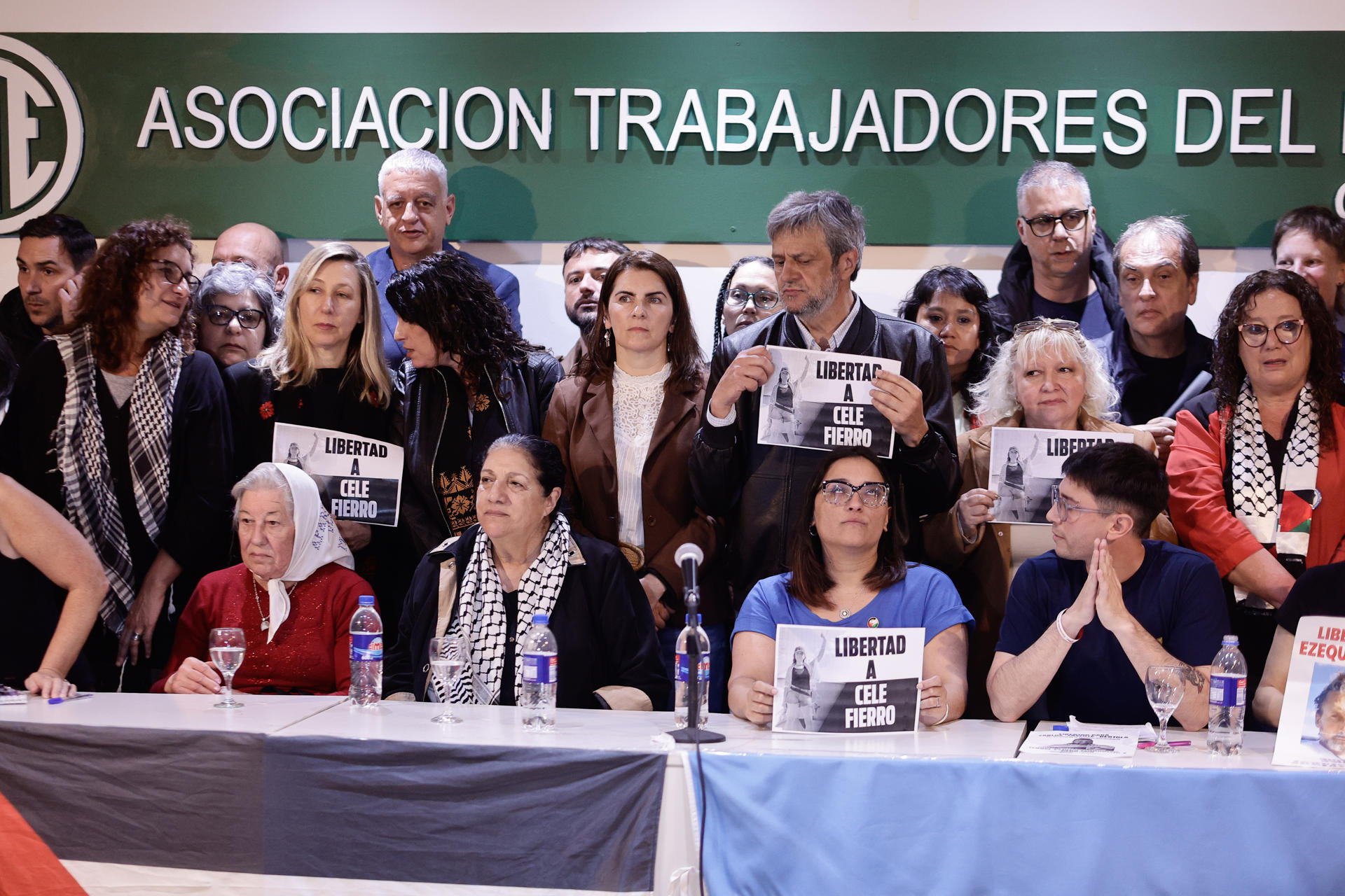 Representantes de distintas organizaciones, incluidas Abuelas y Madres de Plaza de Mayo, participan en una rueda de prensa este 6 de octubre de 2025, en Buenos Aires (Argentina). EFE/ Juan Ignacio Roncoroni
