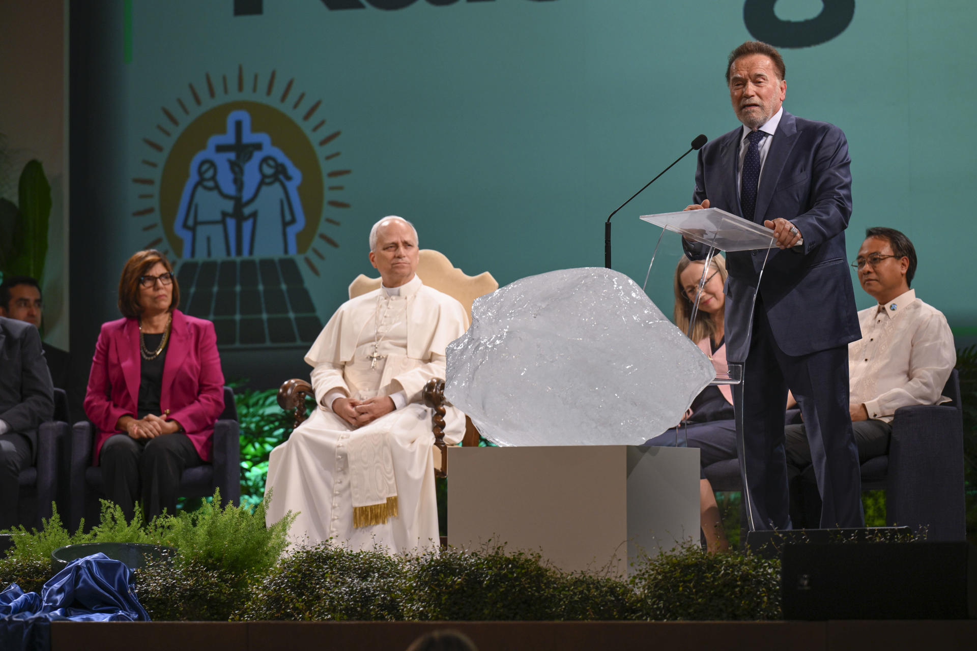 El actor estadounidense Arnold Schwarzenegger (d), ha arrancado este miércoles una sonrisa al papa León XIV (2i), al calificarle de "héroe de acción" por su visión ambientalista, al coincidir en un foro sobre este tema organizado por el Vaticano. EFE/ Simone Risoluti/Dicasterio para la Comunicación del Vaticano***SOLO USO EDITORIAL/SOLO DISPONIBLE PARA ILUSTRAR LA NOTICIA QUE ACOMPAÑA (CRÉDITO OBLIGATORIO)***
