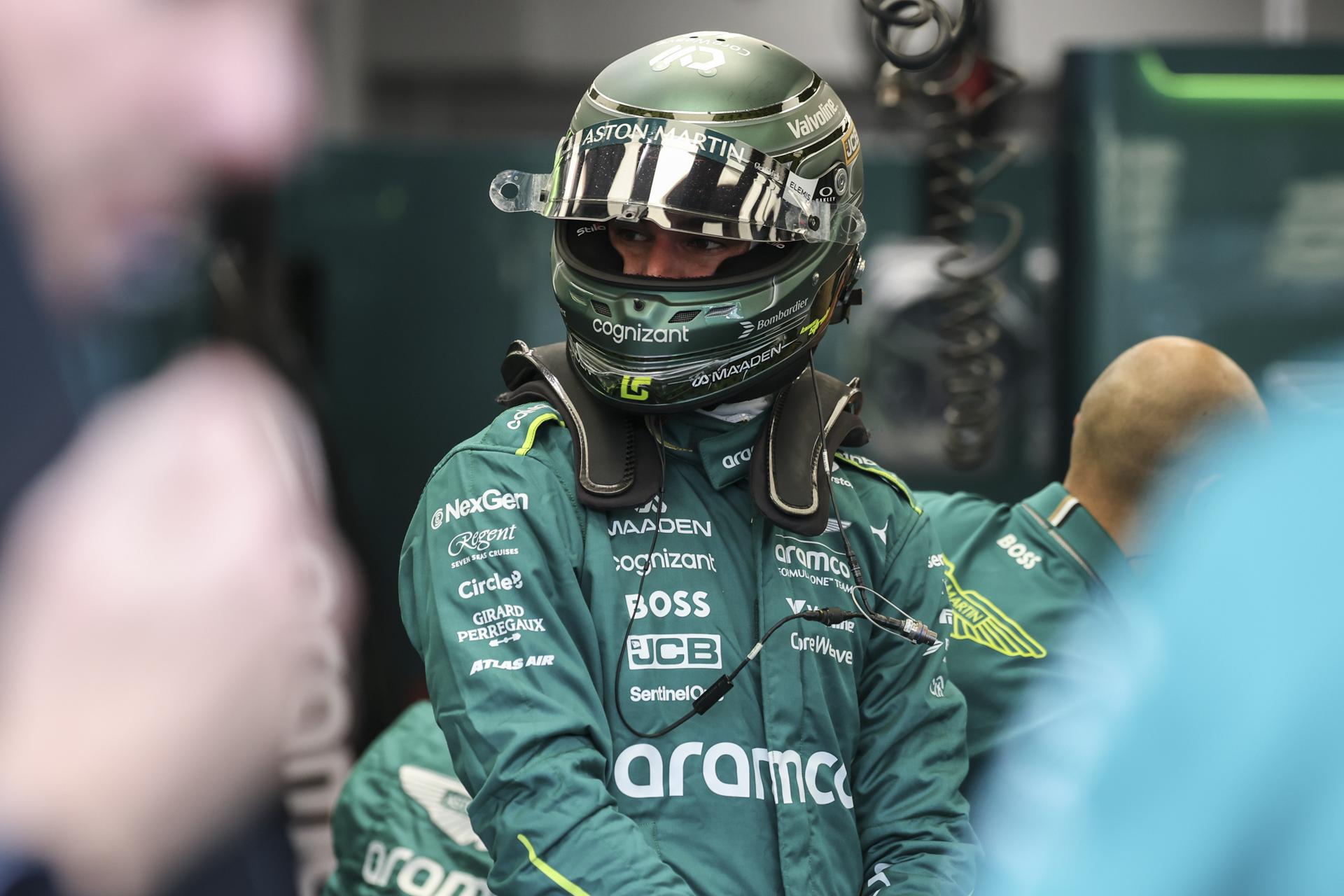 Fernando Alonso (Aston Martin) durante los entrenamientos libres para el Gran Premio de Fórmula Uno de Singapur. EFE/EPA/FAZRY ISMAIL
