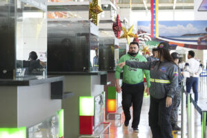 Fotografía cedida este miércoles por Prensa del Ministerio de Interior, Justicia y Paz, donde se observa a funcionarios de migración recibiendo a venezolanos en el aeropuerto internacional Simón Bolívar, en Maiquetia (Venezuela). EFE/Ministerio De Interior, Justicia y Paz