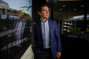 Imagen de archivo del presidente del BBVA, Carlos Torres, en una entrevista con EFE, en la que se muestra "absolutamente convencido" de que la opa sobre el Banco Sabadell triunfará y superará el 50 % del capital, por lo que no será necesario ir a una segunda operación en la que, en todo caso, el banco "nunca" ofrecería un precio superior. EFE/Daniel González