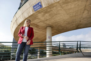 La delegada del Gobierno en la Comunitat Valenciana, Pilar Bernabé, asegura en una entrevista con EFE que once meses después de la dana que dejó 229 fallecidos en la provincia de Valencia siente "rabia" cuando el líder del PP, Alberto Núñez de Feijóo, "monta actos para aplaudir" al president de la Generalitat, Carlos Mazón, que trata de "retorcer la historia para no asumir ninguna responsabilidad". EFE/Manuel Bruque