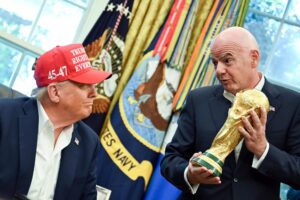 Fotografía de Annabelle Gordon (pool), en la que puede verse en una imagen de archivo del 22 de agosto de 2025 al presidente de Estados Unidos, Donald Trump (i), y de la FIFA, Gianni Infantino (d). EFE