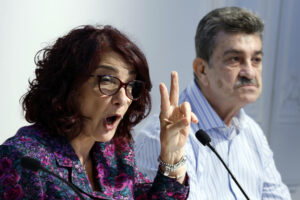 Santina D'Alessandro (i) y Pippo Biondo (d), los padres de Mario Biondo, el marido de la presentadora de televisión Raquel Sánchez, que fue hallado ahorcado en su casa de Madrid en mayo de 2013, durante la rueda de prensa que han ofrecido este jueves en Barcelona en la que han afirmado que quieren llegar hasta el Tribunal Constitucional para intentar que se reabra la investigación y esclarecer las circunstancias de su muerte. EFE/Toni Albir