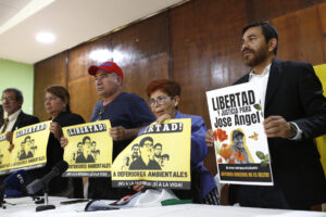 Representantes de organizaciones ambientalistas y derechos humanos muestran carteles durante una rueda de prensa este jueves, en San Salvador (El Salvador). EFE/ Rodrigo Sura