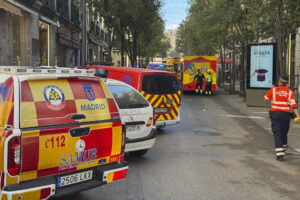 Inmediaciones del lugar en el que el derrumbe parcial de un edificio en pleno centro de Madrid, en una calle situada cerca de la plaza de Ópera. EFE/ Nahia Peciña
