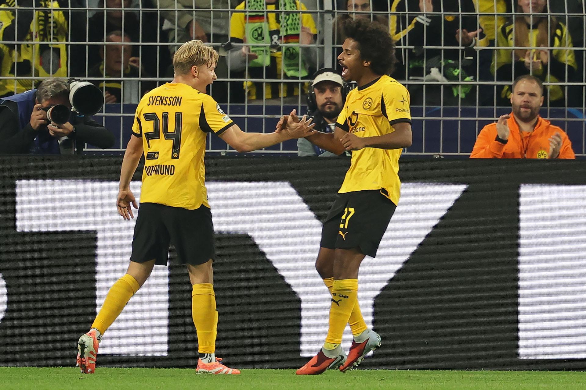 El jugador del Dortmund Daniel Svensson (I) celebra con Karim Adeyemi (d) el 1-0 durante el partido de la UEFA Champions League que han jugado Borussia Dortmund y Athletic Club en Dortmund, Alemania. EFE/EPA/FRIEDEMANN VOGEL
