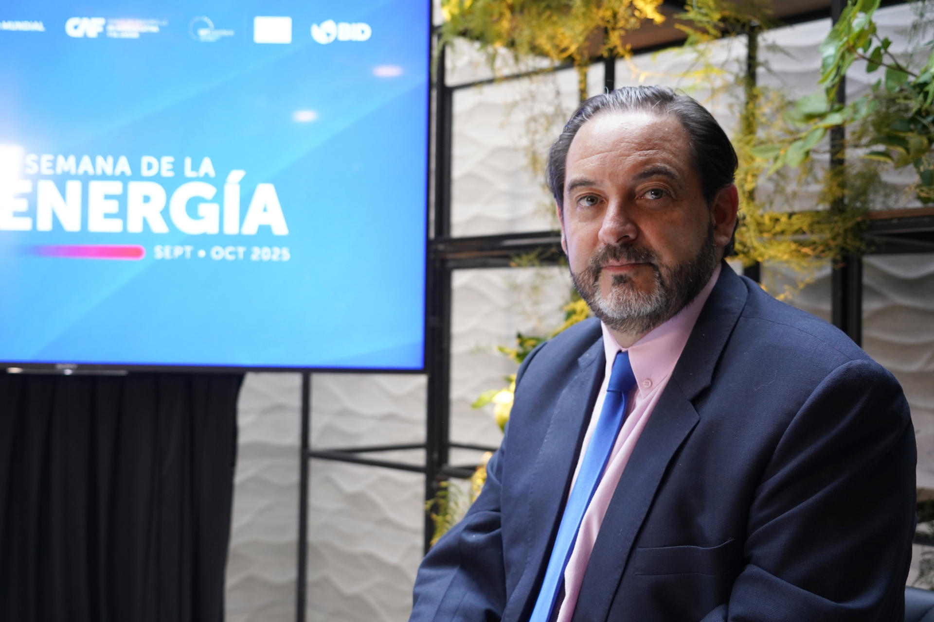 El secretario general de la Organización Latinoamericana de Energía (Olade), Andrés Rebolledo, posa en una entrevista con EFE este viernes, en Santiago (Chile). EFE/ Alberto Peña
