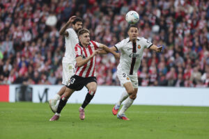 El centrocampista del Athletic Club Robert Navarro y el defensa del Mallorca Mateu Morey, durante el partido de la jornada 8 de LaLiga EA Sports entre el Athletic Club y el Mallorca, este sábado en el estadio de San Mamés en Bilbao.-EFE/ Luis Tejido