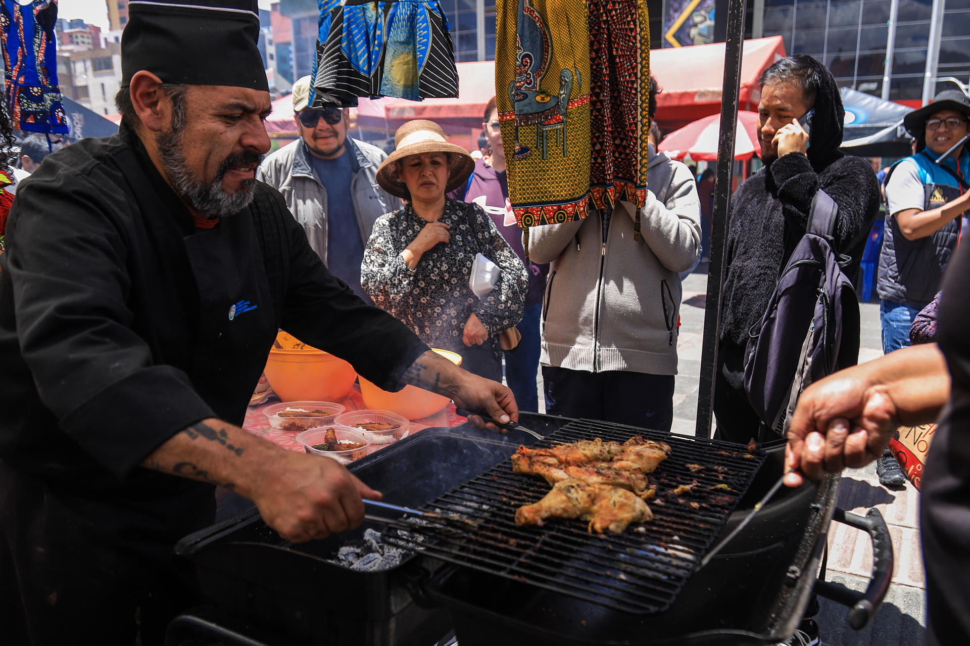 Un chef cocina durante el encuentro internacional 'Sabores del mundo' este sábado, en La Paz (Bolivia). EFE/ Gabriel Márquez
