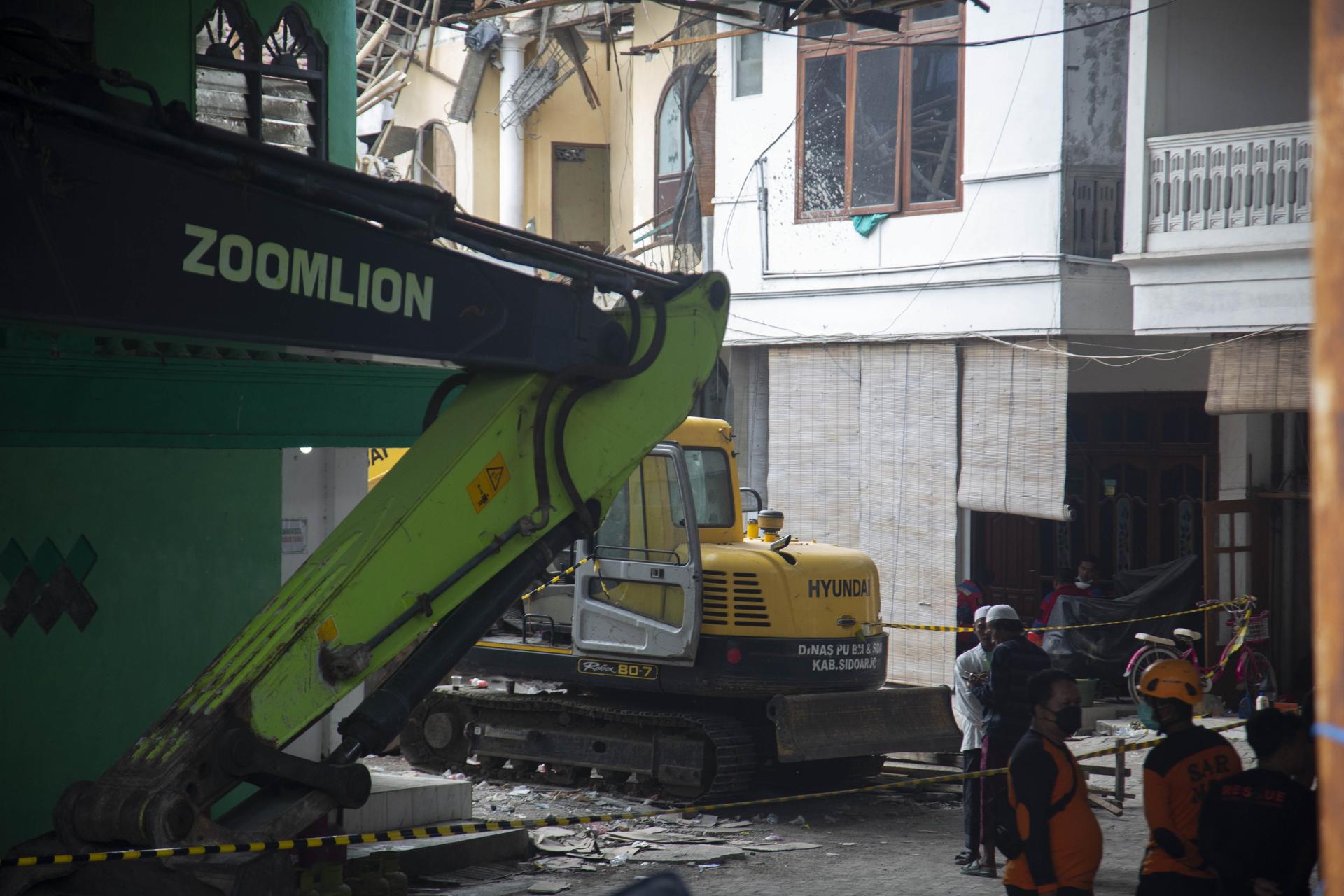SIDOARJO (Indonesia), 01/10/2025.- Rescatistas trabajan para sacar de los escombros a las víctimas del derrumbre del internado de estudios islámicos Al Khoziny en Sidoarjo, Java Oriental, Indonesia, por el que al menos tres personas murieron y 91 permanecen desaparecidas, según las autoridades. EFE/EPA/FULLY HANDOKO
