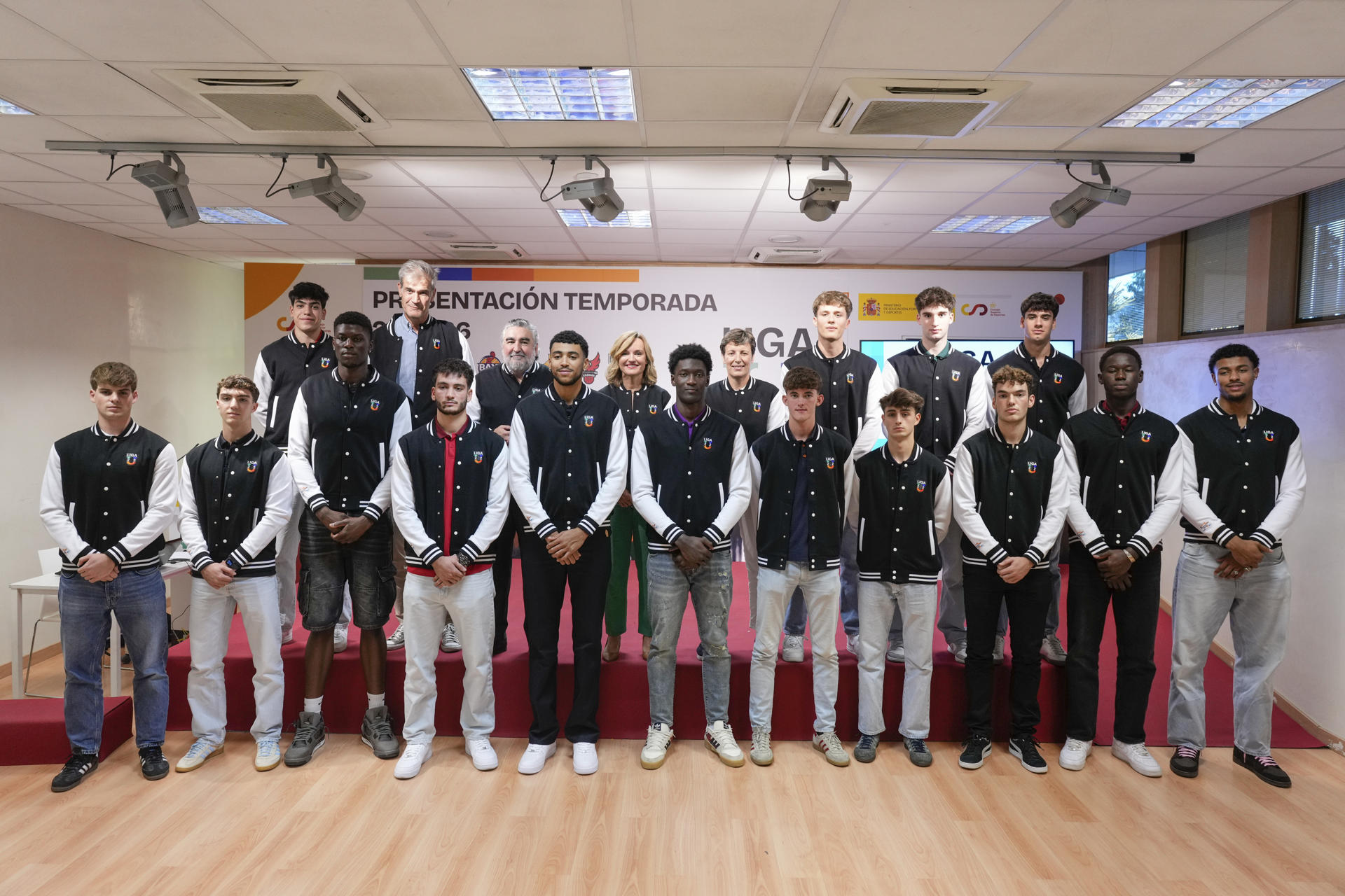 La ministra de Educación, Formación Profesional y Deportes, Pilar Alegría (4i detrás); la presidenta de la FEB, Elisa Aguilar (4d detrás); el presidente de la ACB, Antonio Martín (2i detrás), y el presidente del Consejo Superior de Deportes (CSD), José Manuel Rodríguez Uribes (3i detrás), presentan junto a varios jugadores la nueva Liga U de baloncesto para jugadores sub 22 impulsada por la ACB, la Federación Española de Baloncesto y el CSD, este martes en Madrid. EFE/Borja Sánchez-Trillo