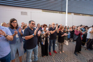 Decenas de militantes, simpatizantes y cargos orgánicos del PSOE extremeño han guardado cinco minutos de silencio en las distintas agrupaciones locales del partidos, así como en la sede regional, en recuerdo de Guillermo Fernández Vara. EFE/ Jero Morales