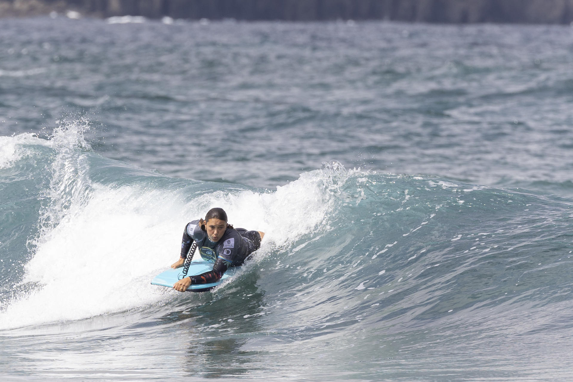 La 'rider' canaria Alexandra Rinder, que recientemente se proclamó por tercera vez campeona del mundo de bodyboard, en acción. EFE/Quique Curbelo