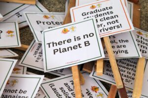 Imagen de archivo de carteles en inglés pidiendo proteger el futuro del planeta de las múltiples fuentes de contaminación. EFE/EPA/CHRISTIAN THOMPSON