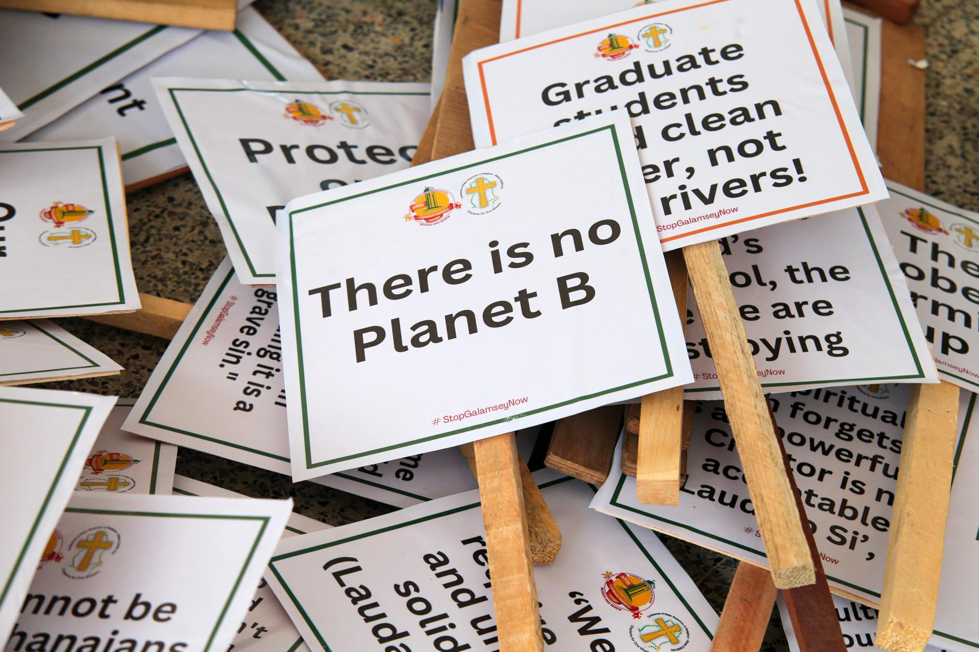 Imagen de archivo de carteles en inglés pidiendo proteger el futuro del planeta de las múltiples fuentes de contaminación. EFE/EPA/CHRISTIAN THOMPSON