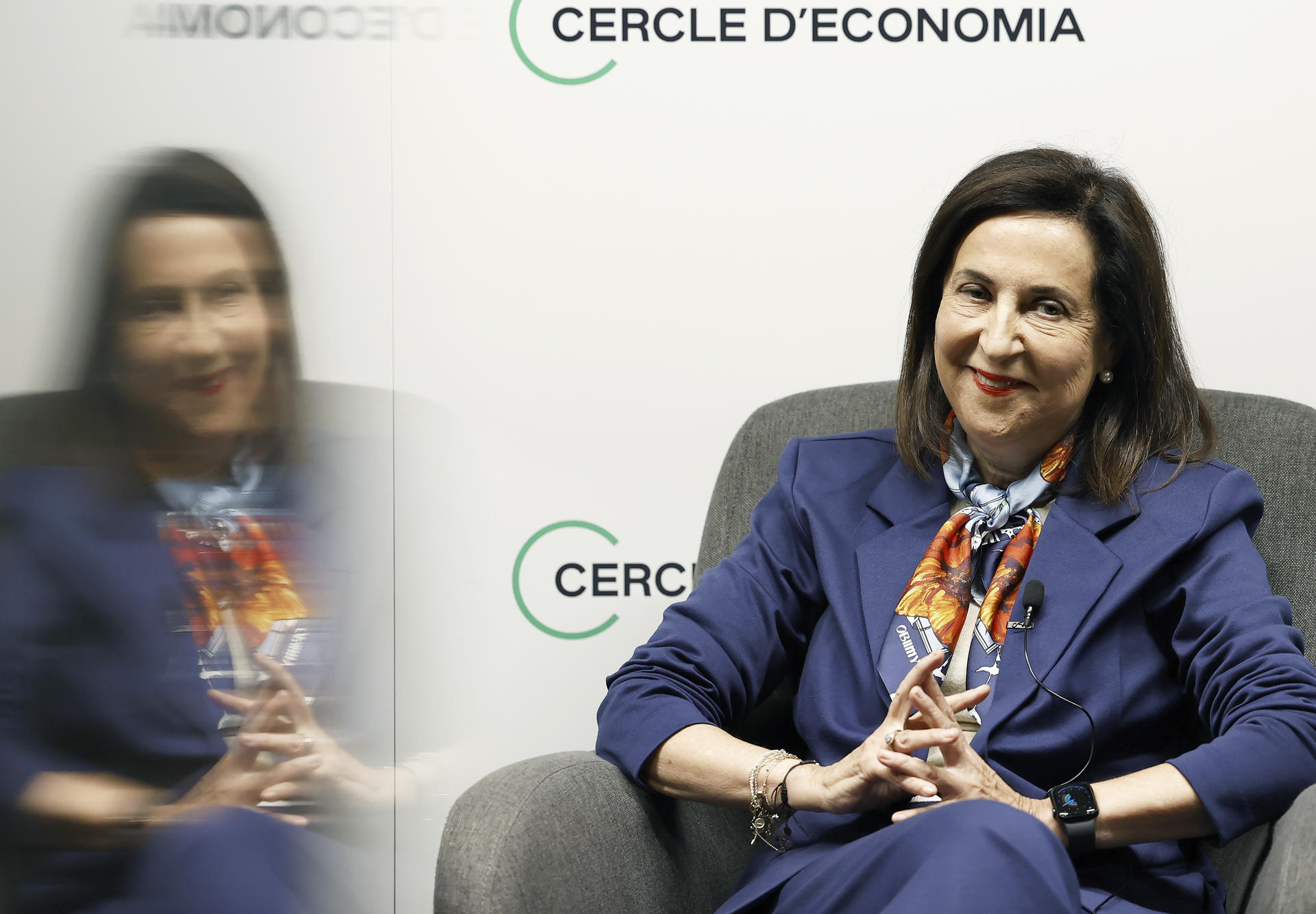 La ministra de Defensa, Margarita Robles, durante su participación este miércoles en un diálogo sobre la política de Defensa en el Cercle d'Economia de Barcelona, donde ha pedido "responsabilidad" a la Global Sumud Flotilla (GSF), que lleva alimentos y medicamentos a Gaza, ya que si entran en la zona de exclusión definida por Israel "pueden poner en riesgo la vida de muchas personas". EFE/Andreu Dalmau
